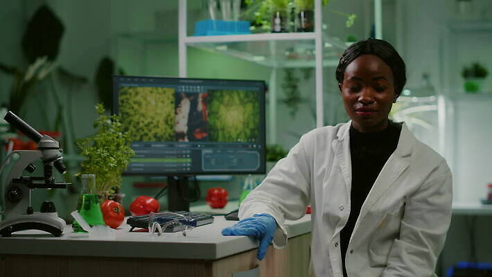 식물 과학 농업 자연 회의 건강 실험 초록색 약 의사 코트 액체 실험실 DNA 생명공학 연구원 과학자 시험관 에코 유기농 생물학 미생물 튜브 온라인 조제 개발 묘목 바이오 생태학 영상통화 유전 유전자변형 화학자 1인칭시점 4K MOV 해외동영상 클립영상 나무 직업 웰빙 시선 교육 산업 컬러 비즈니스 의학 생물 실험기구 환경 외투 의료진 생태계 만들기 통화 동영상 학자 파일형식