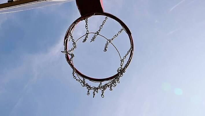 라이프스타일 스포츠 로우앵글 공 놀이 하늘 성공 농구 사람없음 야외 파란색 바구니 게임 그물 던지기 가장자리 발사 아래 테두리 슛 점수 골 때리기 튕기기 MP4 해외동영상 슬로모션 클립영상 뷰포인트 컬러 컨셉 모션 촬영기법 생활 구기 둘레 방향 위치 동영상 파일형식