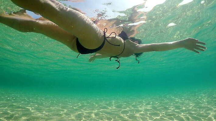 백인 라이프스타일 여자 행복 바다 여행 자연 휴가 갈색머리 미소 성인 야외 물 여름 빛 뷰티 수영 중앙 피부 히스패닉 공평 마이애미 터키석 플로리다 4K MOV 해외동영상 클립영상 자연요소 서양인 헤어스타일 계절 감정 표정 사람 생활 신체부위 미국 수상스포츠 보석 생태계 동영상 파일형식