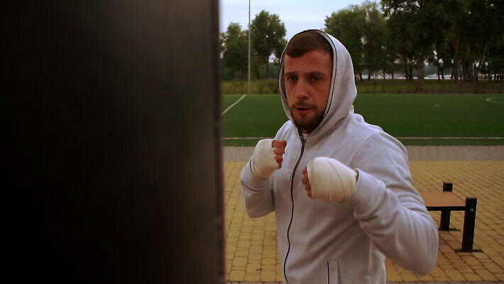 백인 손 남자 스포츠 가방 근육 수염 거리 한명 20대 야외 30대 운동 힘 권투 덮개 연습 싸움 붕대 롤러 팔 공평 규율 운동가 MOV 해외동영상 클립영상 서양인 1 잡화 모션 건강 사람 청년 신체부위 장년 격투기 뚜껑 동영상 파일형식