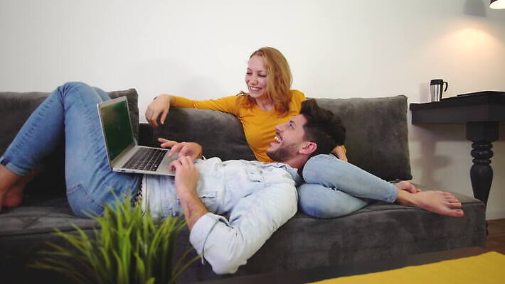 백인 라이프스타일 커플 여자 남자 행복 결혼 2 거실 관계 포옹 아파트 주택 함께함 실내 대화 사랑 미소 사람 소년 성인 두명 친구 노트북 소파 방 플랫 무릎 리빙 거짓말 4K MOV 해외동영상 클립영상 서양인 감정 어린이 컨셉 의자 안기 표정 말하기 이벤트 내부 건물 생활 신체부위 전자제품 동영상 파일형식