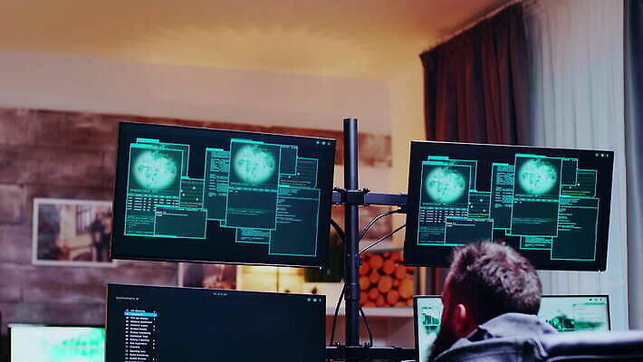 남자 인터넷 안전 사람없음 컴퓨터 디지털 스크린 자료 웹 정보 덮개 네트워크 범죄 바이러스 선택 암호 보호 연결 위험 공격 자르기 거절 도둑 절도 사이버 보안 신분 시스템 해킹 해커 데이터베이스 방화벽 사생활 서버 소프트웨어 스파이 4K MOV 해외동영상 클립영상 컨셉 모션 사람 전자제품 뚜껑 범죄인 동영상 파일형식