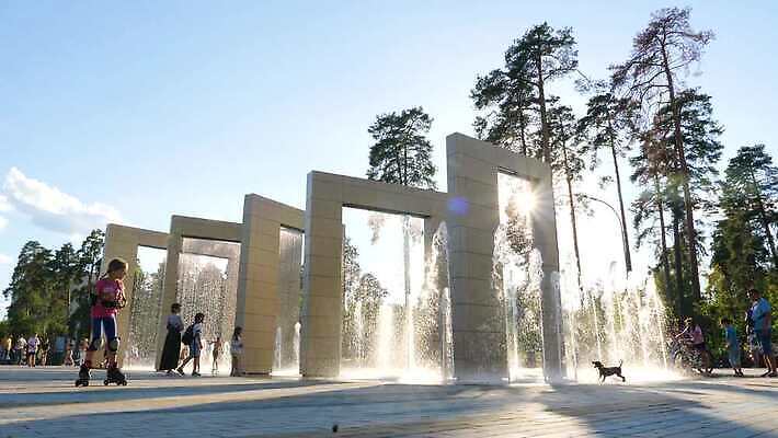 나무 공원 어린이 미소 사람 야외 여름 태양 맑음 자전거 미국 자유 도시 분수 우크라이나 4K MOV 해외동영상 클립영상 자연요소 식물 계절 공공시설 유럽 컨셉 북아메리카 날씨 표정 바이크 동영상 파일형식