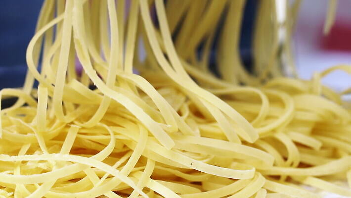 손 여자 줄 음식 빵 탁자 추상 주택 건조 파스타 건강 스파게티 관리 사람 사람없음 햇빛 노란색 기계 이탈리아 면 업무 수프 자르기 시리얼 국수 반죽 만들기 밀가루 라비올리 라자냐 마카로니 이스트 특별함 핸드메이드 토르텔리니 4K MOV 해외동영상 클립영상 유럽 컬러 가구 컨셉 무늬 모션 서양음식 건물 신체부위 태양 면류 작업 이탈리아음식 가루 동영상 파스타면 파일형식