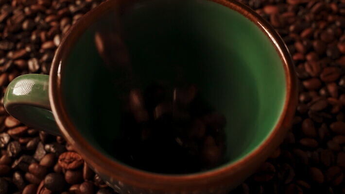 전통 커피 음료 음식 백그라운드 콩 씨앗 사람없음 컵 갈색 상점 식당 어둠 카페 원두 신선 바 뜨거움 닫기 떨어짐 아침식사 정상 굽기 만들기 아로마 바리스타 에스프레소 항공촬영 단절 아라비카 카페인 4K MOV 해외동영상 슬로모션 클립영상 식물 직업 식기 뷰포인트 컬러 컨셉 모션 곡류 촬영기법 식사 구이 동영상 파일형식