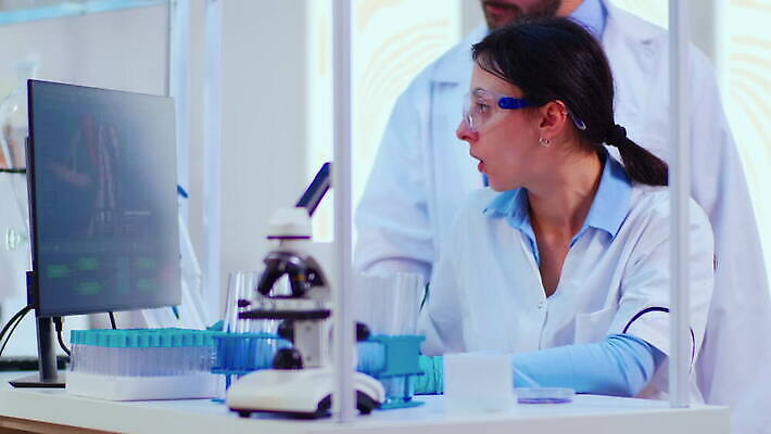 직업 과학 건강 현미경 실험 치료 약 검은색 장비 간호사 의사 그룹 엔지니어 실험실 바이러스 보호 질병 생명공학 연구원 과학자 분석 직원 생물학 하이테크 미생물 혁명 개발 백신 전염병 화학자 코로나바이러스 4K MOV 해외동영상 클립영상 교육 컬러 컨셉 의학 생물 기술 실험기구 의료진 기술자 동영상 학자 파일형식