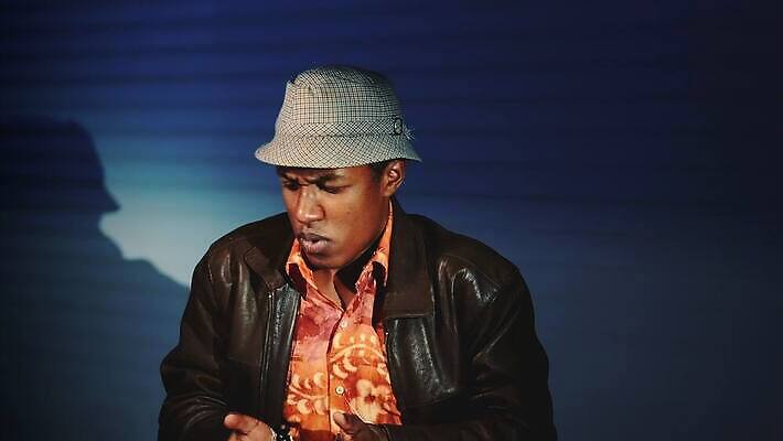 백인 한명 검은색 어둠 방 범죄 경찰 질문 교도소 감옥 수갑 면접 법 증거 청각 부정 죄수 체포 4K MOV 해외동영상 클립영상 서양인 직업 1 컬러 비즈니스 사람 동영상 파일형식