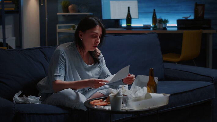 종이 스트레스 아파트 금융 독서 외침 고통 분노 짜증 메시지 뉴스 실패 좌절 고독 편지 불안 알림 고민 걱정 문서 공지사항 문제 긴장 계산서 파산 대출 빚 우울증 트러블 혼자 4K MOV 해외동영상 클립영상 감정 컨셉 주택 경제 소리 질병 동영상 파일형식