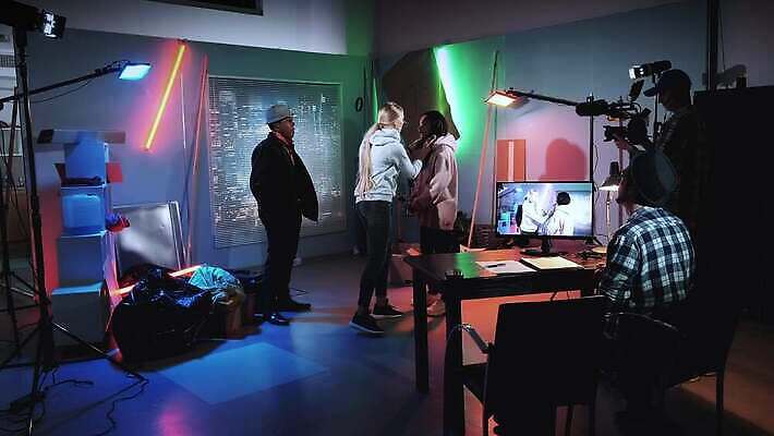 직업 캐릭터 실내 여러명 장식 빛 세트 장비 배우 발사 승무원 필름 영화 상업 장면 다인종 동영상 책임자 반사경 운영자 프로듀서 4K MOV 해외동영상 슬로모션 클립영상 다수 문화예술 촬영기법 사람 인종 내부 연예인 파일형식