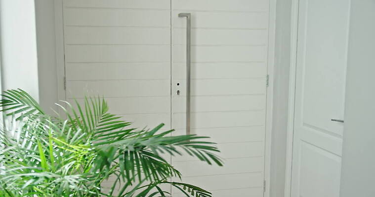 학생 남자 아들 남학생 중년 가방 배낭 가족 아프리카 출입구 주택 실내 소년 두명 캐주얼 인테리어 부모 문 걷기 복도 아빠 남아프리카 케이프타운 4K MOV 해외동영상 클립영상 디자인 잡화 옷 나라 어린이 관계 모션 사람 성인 내부 건물 동영상 남아프리카공화국 파일형식