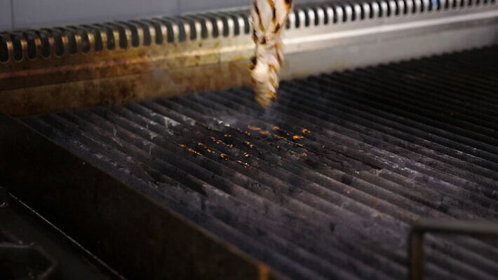 음식 백그라운드 모션 불 실내 건강 육류 스테이크 요리 사람없음 빨간색 여름 소풍 파티 주방 식당 식사 저녁식사 치킨 신선 뜨거움 닫기 연기 맛 그릴 바비큐 굽기 향신료 날것 숯 느림 점심식사 단백질 맛있는 MOV 해외동영상 클립영상 자연요소 계절 컬러 컨셉 식재료 주방용품 서양음식 이벤트 내부 야외활동 상점 구이 동영상 닭고기요리 영양소 향미료 파일형식