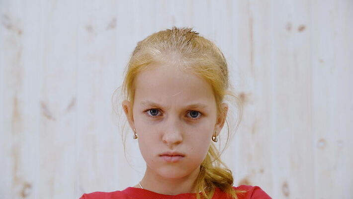 백인 모델 1 응시 여자 감정 얼굴 어린이 벽 포즈 생각 표정 한명 사람 10대 뷰티 분노 짜증 흰색 표현 찡그림 고독 눈썹 성실 깊이 심각 혼자 4K MOV 해외동영상 클립영상 서양인 시선 컬러 컨셉 청소년 신체부위 동영상 파일형식