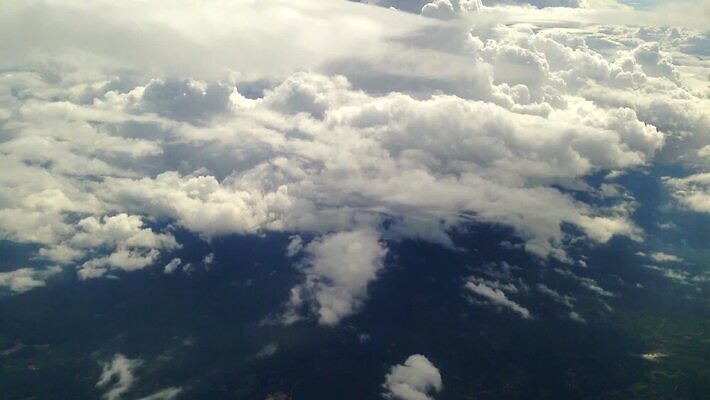 모양 구름 바다 여행 날개 자연 하늘 지붕 날씨 휴가 비행기 안테나 풍경 사람없음 야외 파란색 빛 태양 우주 환경 맑음 덮개 흰색 항공 질감 제트기 천국 솜털 대패 적란운 수평선 MOV 해외동영상 클립영상 자연요소 컬러 통신 항공교통 대중교통 뚜껑 생태계 동영상 파일형식 구름_자연