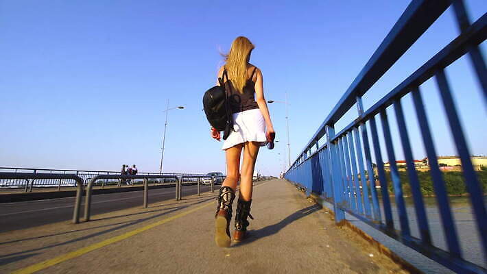 모델 1 라이프스타일 여자 도로 신발 발 거리 부츠 건강 한명 사람 성인 야외 강 치마 태양 섹시 걷기 맑음 산책 시골 도시 화려 우아함 날씬함 타운 단계 다뉴브강 세르비아 양발 혼자 4K MOV 해외동영상 클립영상 자연요소 길 컨셉 교통시설 모션 하의 날씨 휴식 생활 신체부위 몸매 동영상 파일형식