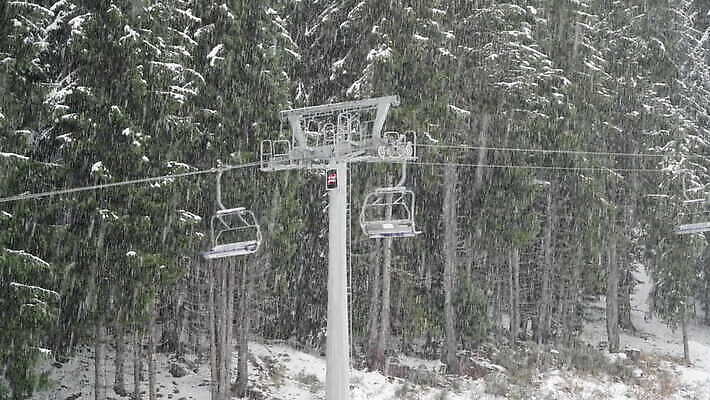 라이프스타일 스포츠 여행 겨울 휴가 스키 산 풍경 경사 사람없음 추위 슬픔 안개 가을 흰색 떨어짐 휴양지 알프스 리프트 스키선수 폭풍 무거움 흐림 추적 불가리아 뿌연 폭설 눈내림 4K 반스코 MOV 해외동영상 클립영상 계절 감정 유럽 컬러 컨셉 모션 날씨 겨울스포츠 운동선수 생활 장소 눈 무게 자연재해 동영상 파일형식 남유럽