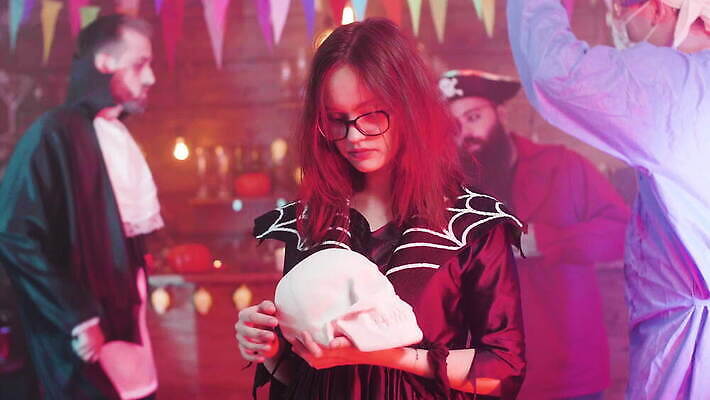 캐릭터 드레스 옷 여자 안경 음악 백그라운드 휴가 전등 조명 사람 장식 10대 친구 파티 검은색 황혼 할로윈 만지기 춤 바 야간 위험 무서움 마녀 변장 10월 나쁜 해골모형 호러 4K MOV 해외동영상 클립영상 자연요소 잡화 감정 컬러 컨셉 관계 모션 청소년 문화예술 이벤트 모형 일몰 날짜 공포 동영상 파일형식