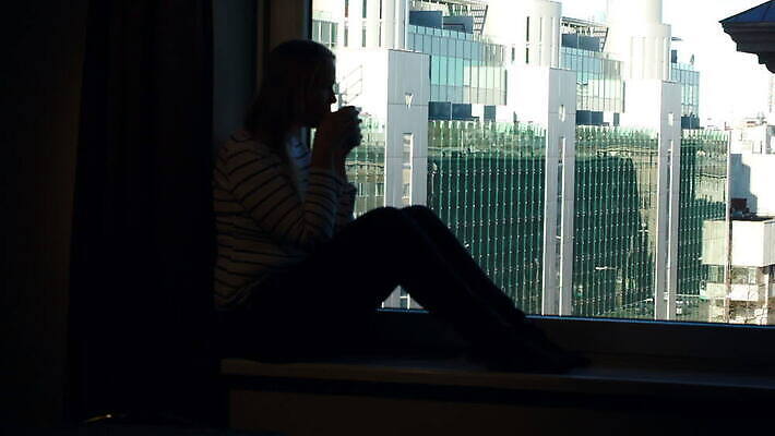 응시 실루엣 커피 음료 창문 유리 휴식 파노라마 사람 앉기 건물 컵 빛 도시풍경 햇빛 태양 머그컵 슬픔 도시 차 고독 손목시계 문제 추적 배려 우울감 혼자 MOV 해외동영상 클립영상 자연요소 식기 건축물 시선 감정 시계 컨셉 장신구 모션 재질 촬영기법 풍경 동영상 파일형식