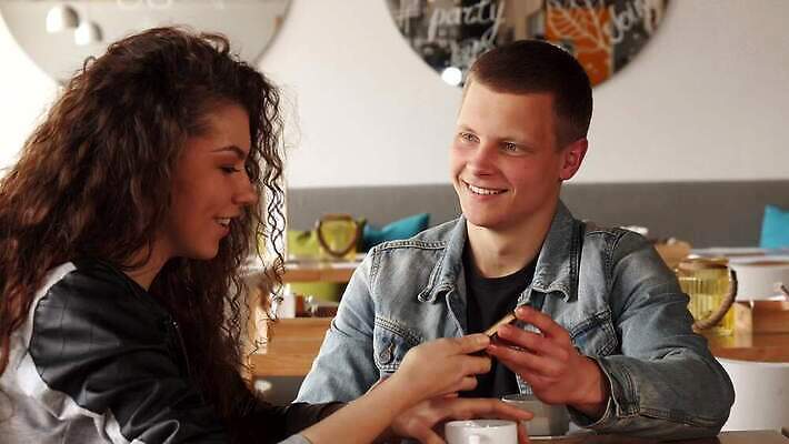 백인 라이프스타일 남자 행복 문화 커피 음료 2 탁자 함께함 실내 대화 미소 웃음 앉기 인종 성인 두명 컵 친구 스마트폰 핸드폰 금발 유행 상점 식당 우정 카페 도시 뜨거움 보행로 토론 고객 쇼 카페테리아 사교적 4K MOV 해외동영상 클립영상 서양인 헤어스타일 식기 감정 길 가구 컨셉 관계 모션 표정 말하기 사람 내부 생활 전자제품 스마트기기 동영상 파일형식