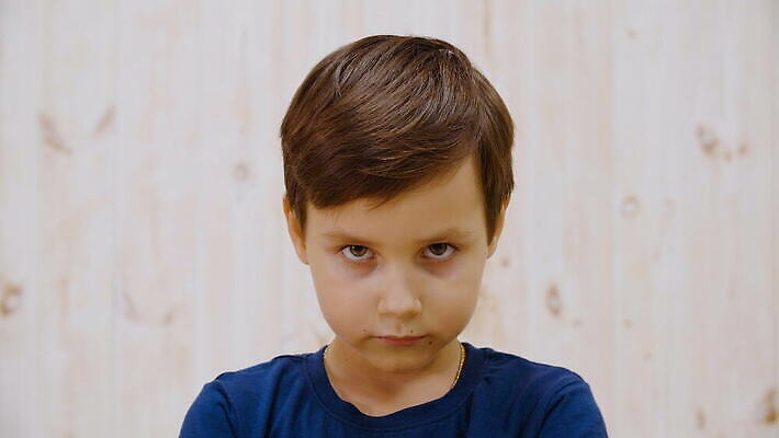 응시 감정 얼굴 어린이 벽 포즈 백그라운드 스트레스 실내 한명 소년 10대 빛 카메라 힘 분노 짜증 표현 좌절 닫기 묘사 향기 문제 성실 무거움 부정적 심각 4K MOV 해외동영상 클립영상 1 시선 남자 컨셉 모션 청소년 사람 내부 신체부위 전자제품 무게 냄새 동영상 파일형식