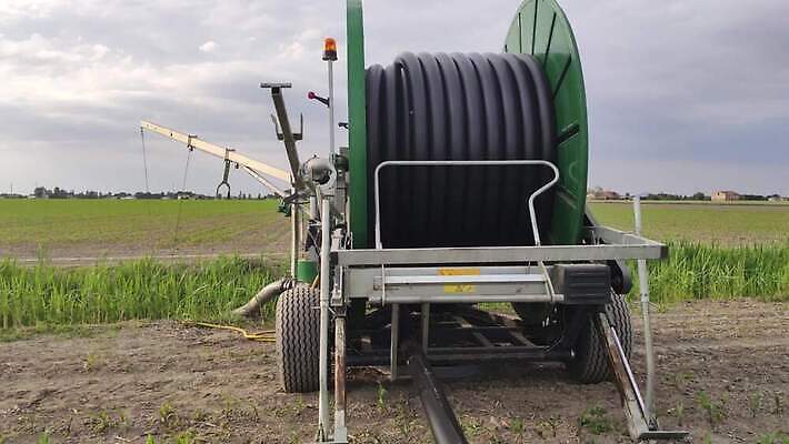산업 백그라운드 농업 불 손잡이 사람없음 야외 빨간색 초록색 물 정원 장비 흐름 흰색 공구 신선 바퀴 고리 연결 휴대용 뿌리기 오브젝트 수도꼭지 원예 롤 분무기 시스템 실타래 호스 튜브 고무 얼레 감싸기 고립 노즐 물뿌리기 밭일 스프링쿨러 4K MOV 해외동영상 클립영상 자연요소 컬러 컨셉 모션 취미 도구 동영상 파일형식