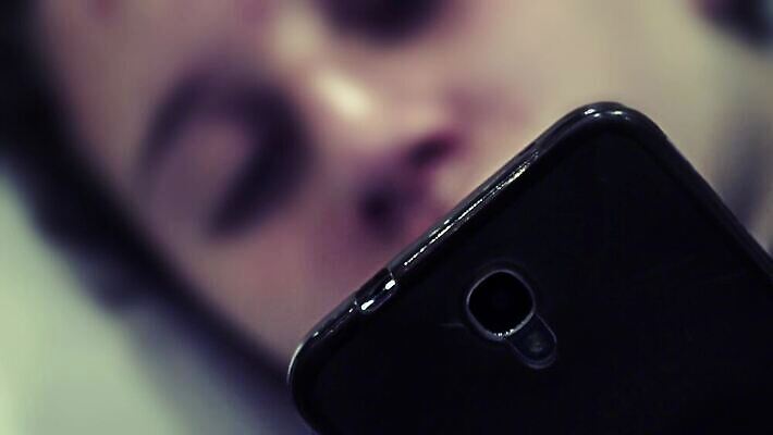 학생 라이프스타일 손 응시 여자 행복 백그라운드 인터넷 통신 호텔 모바일 세포 한명 미소 웃음 사람 스마트폰 핸드폰 소파 웹 카페 수확 잡기 서핑 메시지 무선전화기 스마트 동영상 4G 4K MP4 해외동영상 클립영상 1 시선 감정 컨셉 농업 의자 모션 숙소 표정 IT 생활 신체부위 전자제품 스마트기기 상점 수상스포츠 전화기 파일형식