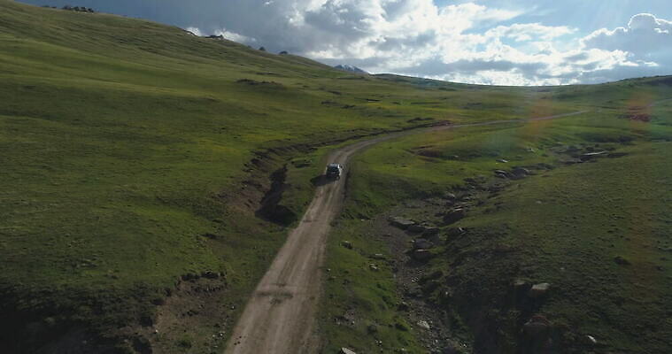 도로 여행 자동차 하늘 산 안테나 사람없음 초록색 계곡 맑음 키르기스스탄 4K 설정숏 MOV 해외동영상 클립영상 길 육상교통 컬러 통신 교통시설 날씨 촬영기법 동영상 중앙아시아 파일형식