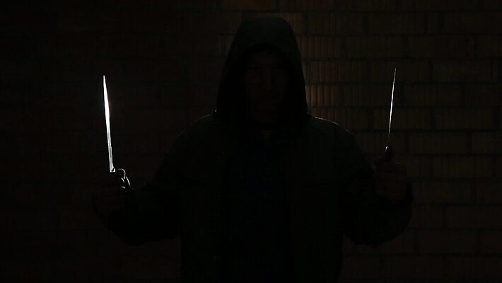 남자 실루엣 벽 이동 2 벽돌 거리 사람없음 숫자 검은색 어둠 방 덮개 잡기 도시 폭력 범죄 칼 유령 야간 저녁 공격 도둑 절도 날카로움 법 살인 숨김 단검 나쁜 살인범 MOV 해외동영상 클립영상 자연요소 문자 무기 컬러 컨셉 모션 촬영기법 사람 뚜껑 검 범죄인 사회이슈 동영상 파일형식