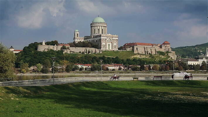 공원 종교 파도 백그라운드 건축양식 하늘 바람 사람 앉기 사람없음 건물 초록색 물 파란색 강 컬러풀 반사 성당 교회 탑 침묵 봄 도시 사찰 역사 시력 헝가리 다뉴브강 바실리카 슬로바키아 옛날 MOV 해외동영상 클립영상 자연요소 건축물 계절 공공시설 건축 유럽 바다 컬러 종교건축 모션 날씨 소리 동영상 동유럽 파일형식