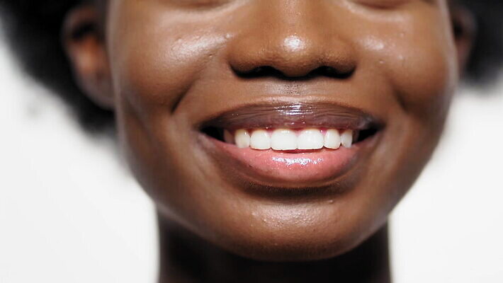 백인 모델 헤어스타일 손 배너 드레스 포즈 흑인 비즈니스 바닥 실내 파노라마 앉기 여러명 뷰티 숫자 유행 모임 덮개 흰색 고급 잡지 누드 발사 디자이너 미녀 경영자 상업 예술가 스타일리스트 헤딩 스타일 MOV 해외동영상 클립영상 서양인 직업 문자 옷 컬러 다수 컨셉 모션 촬영기법 사람 내부 신체부위 간행물 축구 뚜껑 미인 리더 동영상 파일형식