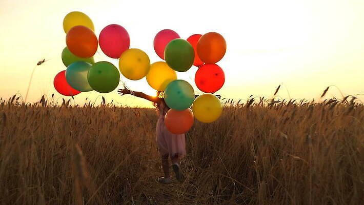 드레스 여자 밭 자연 따뜻함 한명 사람 야외 10대 달리기 햇빛 태양 일몰 봄 자유 밀 풍선 4K MOV 해외동영상 클립영상 자연요소 1 옷 계절 컨셉 농업 모션 청소년 곡류 노을 생태계 동영상 파일형식