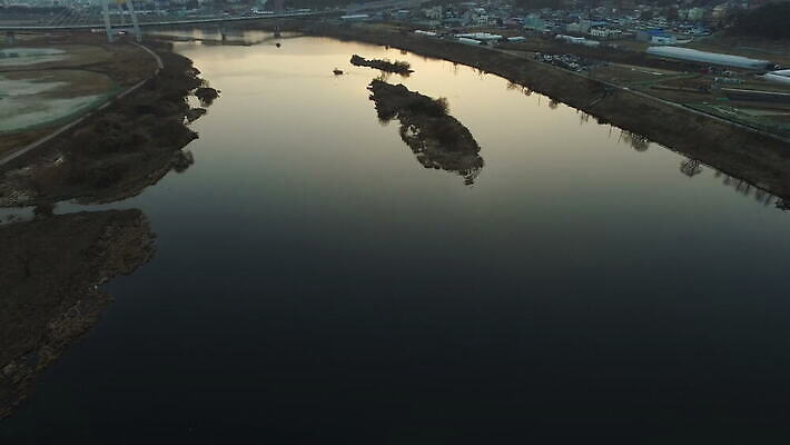 나무 지구 호수 섬 백그라운드 겨울 밭 자연 하늘 한국 안테나 파노라마 풍경 사람없음 야외 건물 물 파란색 강 새벽 흰색 개울 급류 저녁 작음 땅 커뮤니티 남쪽 내추럴 드론 4K MOV 해외동영상 클립영상 자연요소 식물 건축물 계절 아시아 컬러 농업 통신 촬영기법 야간 크기 방향 생태계 동영상 파일형식