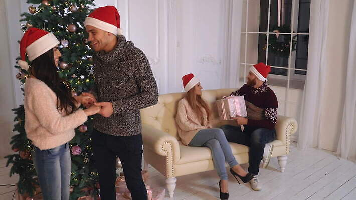 나무 백인 여자 남자 행복 크리스마스 가족 휴가 새해 아파트 주택 기념 실내 대화 선물 미소 웃음 사람 이벤트 여러명 성인 친구 금발 산타클로스 파티 우정 청바지 축하 쌍 그룹 플랫 야간 저녁 캡모자 크리스마스이브 가문비나무 4K MOV 해외동영상 클립영상 자연요소 서양인 식물 모자_잡화 헤어스타일 기념일 감정 다수 컨셉 바지 관계 표정 말하기 내부 건물 동영상 파일형식