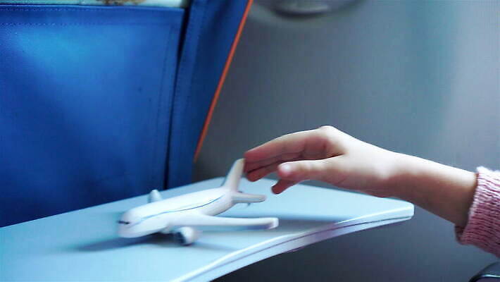 모델 손 실루엣 산업 어린이 여행 컨셉 날개 회사 창문 교통시설 하늘 성공 휴가 비행기 아이디어 항해 한명 정장 장난감 여행객 미니어처 화물 흰색 공항 작음 심볼 항공 상업 제트기 승객 스카이라인 대패 대리인 4K MOV 해외동영상 클립영상 1 옷 컬러 교통 배_교통 비즈니스 항공교통 대중교통 촬영기법 사람 신체부위 모형 운송업 크기 시설 동영상 파일형식