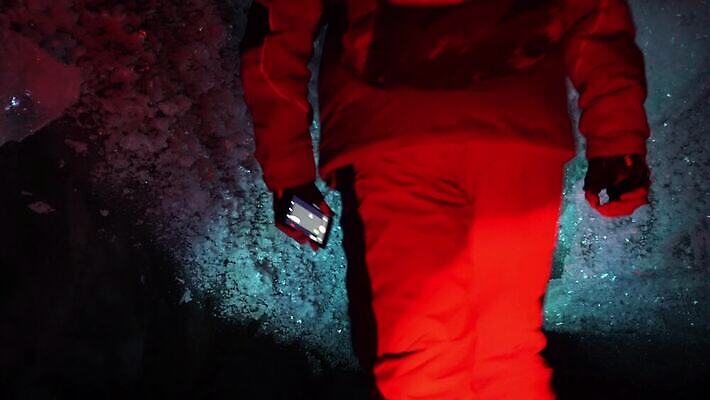 컬러 여행 백그라운드 겨울 자연 조명 산 아이슬란드 그림자 한명 사람 풍경 빨간색 파란색 빛 냉동 얼음 어둠 추위 광선 바위 등불 투명 터널 동굴 신비 크리스탈 북극 빙하 서리 빙산 지하 카자흐스탄 4K 알마티 MP4 해외동영상 클립영상 자연요소 1 계절 유럽 아시아 길 컨셉 돌_바위 광석 극지방 생태계 동영상 파일형식