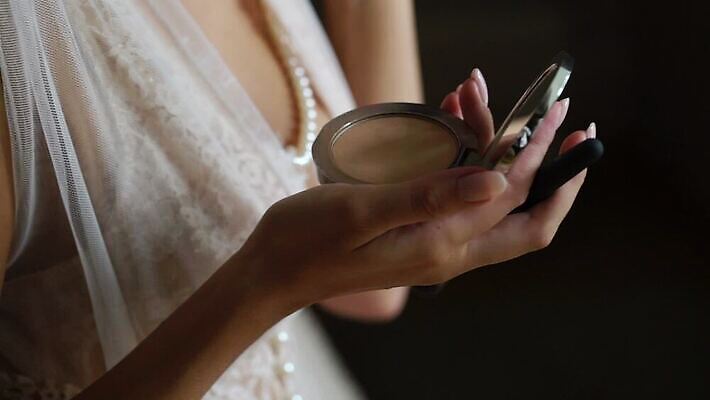 백인 모델 여자 실내 사람 성인 뷰티 화장품 거울 방 잡기 혼자 스타일 MOV 해외동영상 클립영상 서양인 모션 내부 동영상 파일형식