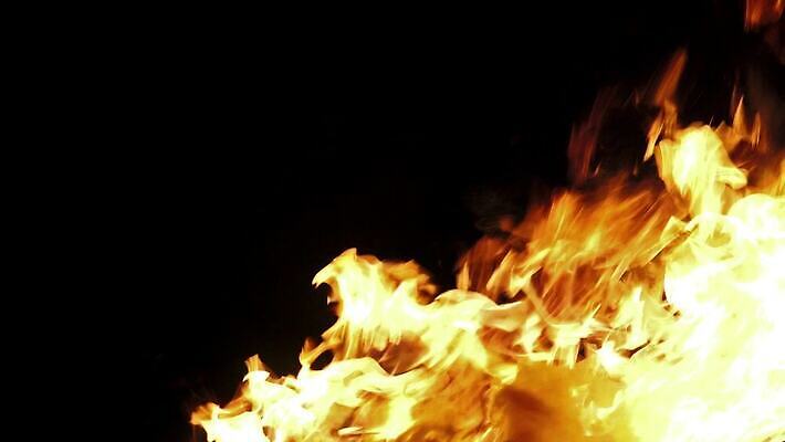 백그라운드 오렌지 모션 자연 벽지 불꽃 따뜻함 사람없음 빨간색 빛 노란색 검은색 힘 에너지 긴급 손전등 뜨거움 고리 더위 야간 위험 모닥불 사건 묘사 벽난로 질감 매움 화재 연료 파열 연소 엘리먼트 점화 지옥 진짜 화상 4K HD MP4 해외동영상 클립영상 자연요소 컬러 컨셉 과일 불 날씨 조명 맛 상처 생태계 동영상 파일형식