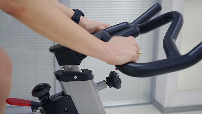 라이프스타일 웰빙 스포츠 신체 교실 모션 실내 건강 관리 사람 성인 운동 자전거 헬스사이클 힘 기계 활발 장비 잡기 연습 클럽 체육관 순환 사이클링 조절 고집 자극 MOV 해외동영상 클립영상 교육 컨셉 학교 내부 생활 바이크 운동기구 육상스포츠 동영상 파일형식