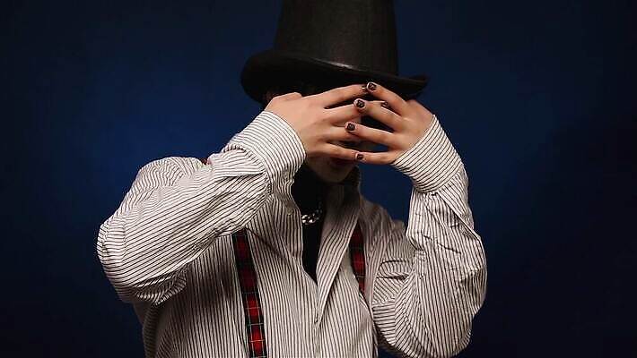 백인 모델 여자 얼굴 백그라운드 휴가 실내 미술 한명 사람 성인 빨간색 뷰티 파티 유행 검은색 어둠 페인트 할로윈 흰색 화려 무서움 입술 마녀 흡혈귀 나쁜 고딕 호러 좀비 스타일 MOV 해외동영상 클립영상 서양인 1 감정 컬러 컨셉 문화예술 이벤트 내부 신체부위 공포 동영상 파일형식