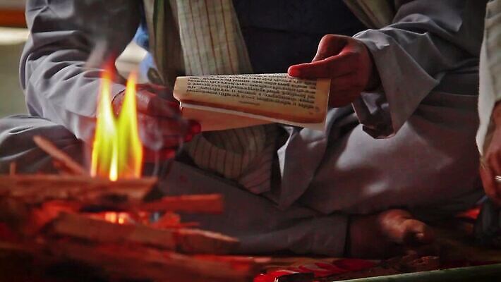 손 남자 아시아 종교 불교 불 사람 동양인 컬러풀 기도 시골 사찰 의식 영혼 원주민 연기 가난 성직자 승려 인도인 묘사 명상 복고 예배 향기 네팔 라마 민화 신앙심 힌두교 MOV 해외동영상 클립영상 자연요소 외국인 나라 컬러 컨셉 종교건축 인종 신체부위 아프리카인 그림 냄새 동영상 파일형식