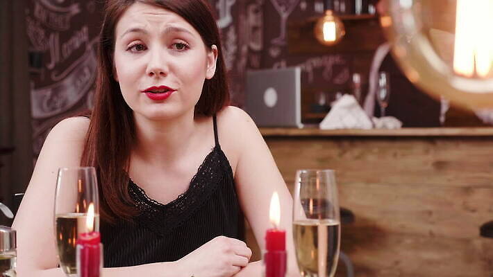 백인 여자 감정 얼굴 사람 고통 슬픔 흰색 표현 좌절 떨어짐 울음 속눈썹 눈물 불행 부정적 비극 우울증 적자 남용 4K MOV 해외동영상 클립영상 서양인 컬러 컨셉 표정 신체부위 질병 눈썹 동영상 파일형식