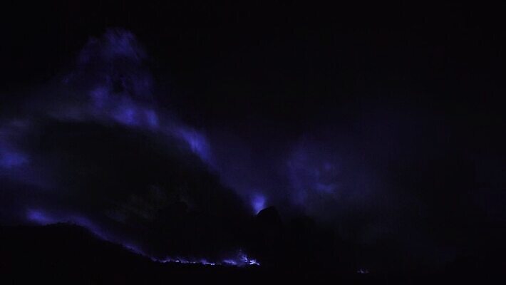 아시아 불 산 사람없음 파란색 뜨거움 연기 야간 위험 화산 인도네시아 분화구 가스 내추럴 유황 화상 4K MOV 해외동영상 클립영상 자연요소 나라 컬러 컨셉 상처 동영상 파일형식