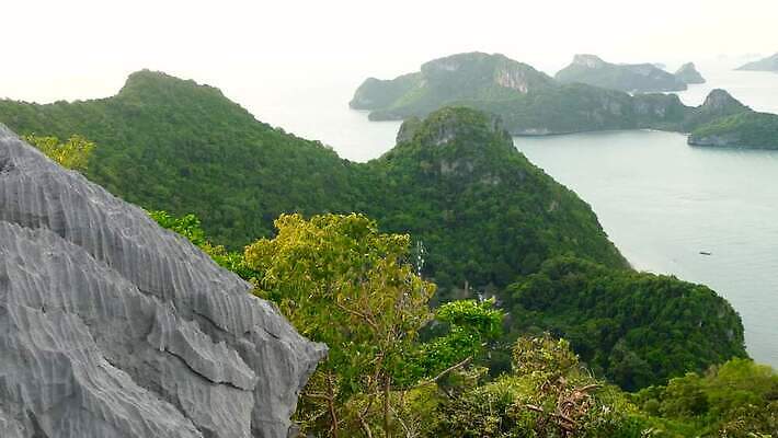 공원 아시아 바다 섬 여행 백그라운드 태국 휴가 열대 산 안테나 파노라마 풍경 사람없음 물 여름 파란색 여행객 맑음 전원 만 숲 열대우림 언덕 암초 석호 내추럴 가죽끈 이국적 전국 파라다이스 4K MP4 해외동영상 클립영상 자연요소 계절 공공시설 나라 컬러 통신 날씨 촬영기법 사람 끈 전기에너지 가죽 동영상 파일형식