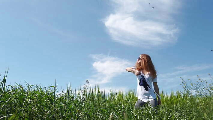 모자 학생 공원 여자 교육 행복 컨셉 밭 졸업 자연 하늘 성공 미래 한명 미소 초원 야외 파란색 달리기 점프 축하 가운 던지기 졸업장 싱글 흥분 대학교 총각 캡모자 혼자 가상 4K MOV 해외동영상 클립영상 모자_잡화 1 잡화 옷 공공시설 감정 컬러 농업 학교 모션 표정 사람 생태계 동영상 파일형식