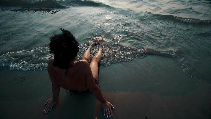 모델 라이프스타일 여자 모래 바다 여행 컨셉 신체 발 휴가 휴식 수영장 건강 성인 야외 물 여름 비키니 태양 유행 수영 선탠 보호 피부 크림 피부관리 그림 로션 암 허벅지 거짓말 돌봄 방수 셀룰라이트 4K MP4 해외동영상 클립영상 자연요소 계절 수영복 모션 사람 생활 신체부위 뷰티 화장품 수상스포츠 질병 동영상 파일형식