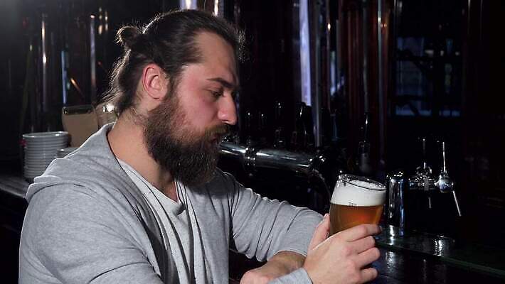 라이프스타일 남자 음료 유리 수염 스트레스 맥주 생맥주 피곤 한명 식당 카페 슬픔 표현 알코올 도시 바 맛 고독 갈증 계산대 고객 주말 중독 벌목 양조장 우울증 혼자 힙스터 4K MOV 해외동영상 클립영상 1 패션 감정 컨셉 재질 주류 사람 생활 상점 질병 동영상 파일형식