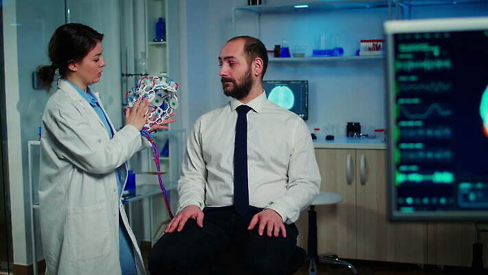 과학 건강 병원 실험 스터디 컴퓨터 약 머리 디지털 스크린 모니터 헤드폰 기계 장비 환자 의사 정보 마음 네트워크 엔지니어 실험실 질병 연구원 과학자 분석 뇌 시설 하이테크 조절 개발 스캐너 4K MOV 해외동영상 클립영상 직업 음향기기 컨셉 의학 기술 신체부위 전자제품 학습 의료진 기술자 동영상 학자 파일형식