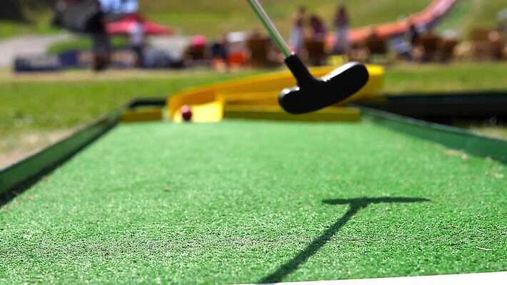 스포츠 백그라운드 컨셉 골프 공 놀이 휴가 잔디 사람없음 야외 아웃포커스 초록색 노란색 카펫 미니어처 장비 골프채 게임 흰색 원형 구멍 막대기 닫기 강의 연습 그네 클럽 롤 슛 넣기 때리기 미니 인공 퍼터 4K MP4 해외동영상 클립영상 도형 식물 컬러 모션 골프용품 촬영기법 구기 모형 동영상 파일형식