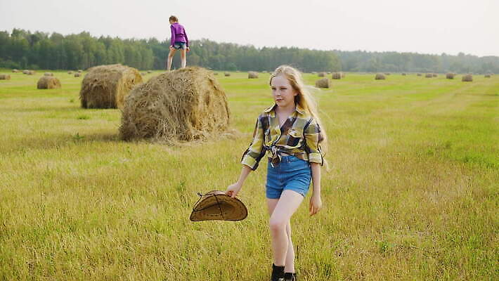 모델 라이프스타일 여자 행복 셔츠 밭 농업 사람 야외 두명 10대 태양 농장 농경지 걷기 마을 수확 흰색 청바지 시골 카우보이 건초더미 볏짚 체크무늬 카우보이모자 밀짚 내추럴 밭일 서쪽 4K MOV 해외동영상 클립영상 자연요소 모자_잡화 감정 산업 컬러 상의 무늬 바지 모션 청소년 생활 건초 짚 방향 동영상 파일형식 더미