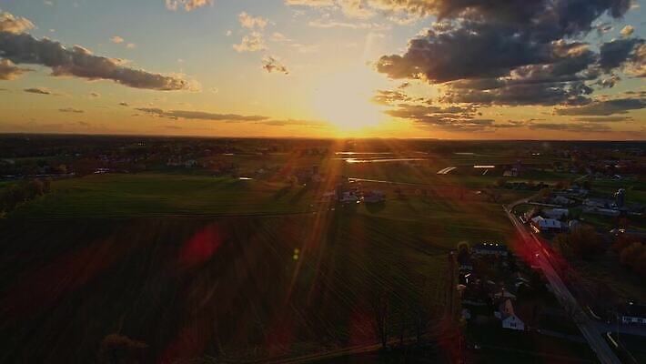 나무 식물 구름 계절 백그라운드 밭 농업 자연 하늘 아침 풍경 초원 사람없음 야외 초록색 여름 파란색 빛 농작물 햇빛 태양 농장 농경지 노란색 일출 환경 맑음 일몰 봄 새벽 흰색 시골 시간 황금 땅 장면 스카이라인 내추럴 밭일 수평선 4K MOV 해외동영상 클립영상 주간 자연요소 산업 컬러 날씨 노을 생태계 동영상 파일형식