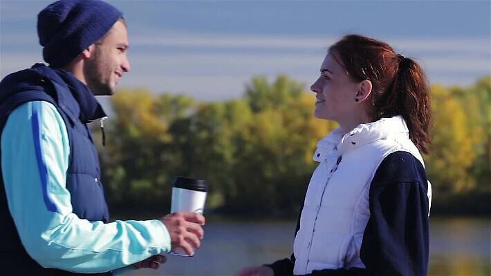 백인 라이프스타일 커플 공원 여자 남자 행복 커피 스포츠 2 함께함 건강 성인 야외 두명 파란색 친구 달리기 조깅 운동 도시 그룹 연습 마라톤 달리기선수 주자 MP4 해외동영상 클립영상 서양인 공공시설 감정 음료 컬러 컨셉 관계 모션 사람 경기 생활 육상스포츠 육상선수 동영상 파일형식